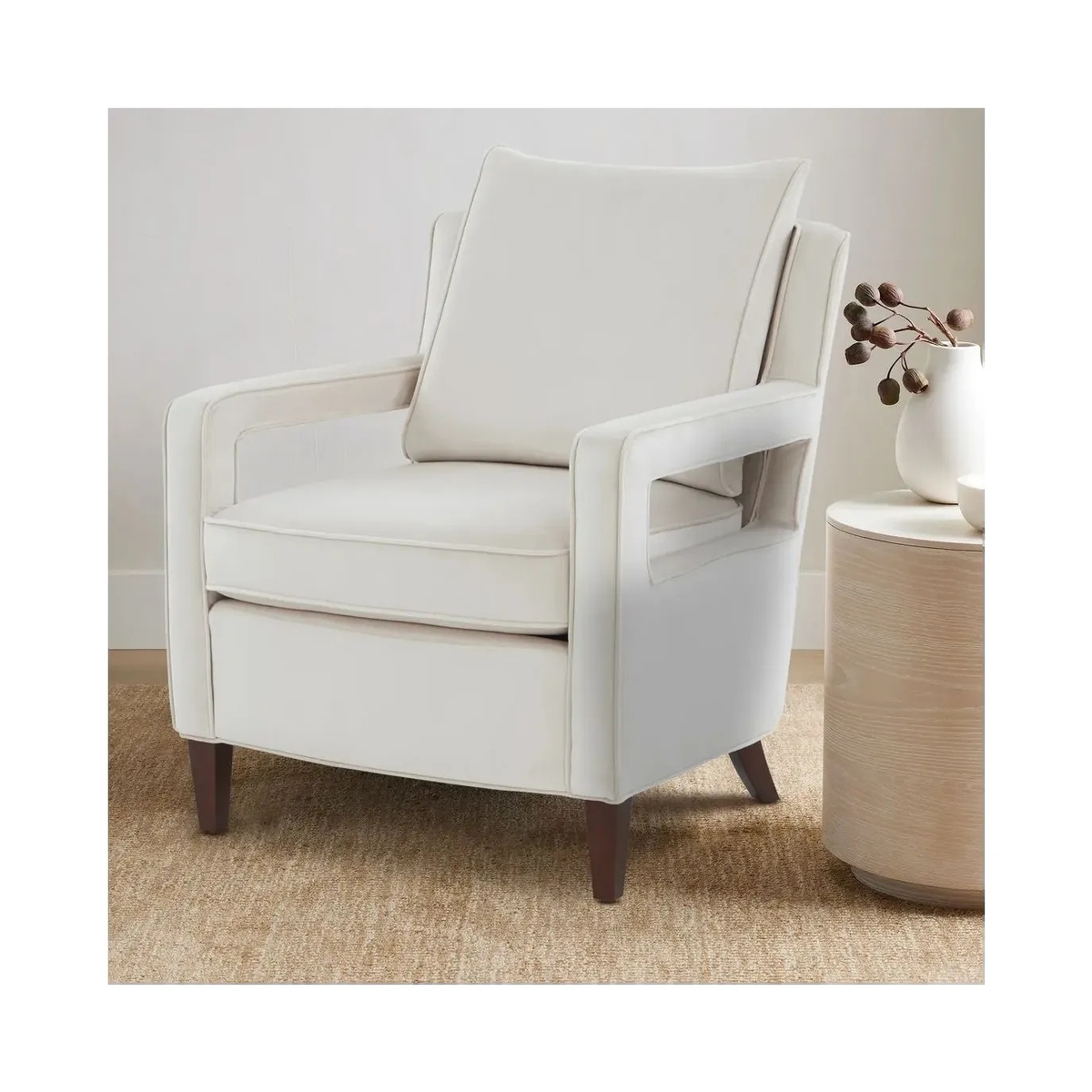 https://d2ffb7z1ailwvo.cloudfront.net/assets/images/blog/diningtableblog/accentarmchairzoomed.jp.jpg